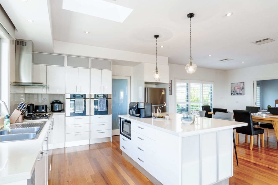 Perfectly equipped open kitchen, large stone island