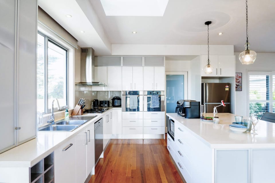 Perfectly equipped open kitchen, large stone island