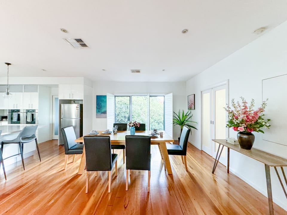 Spacious dining area for six