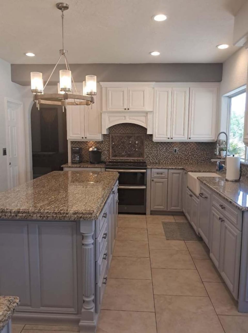 Large Kitchen w/ breakfast nook