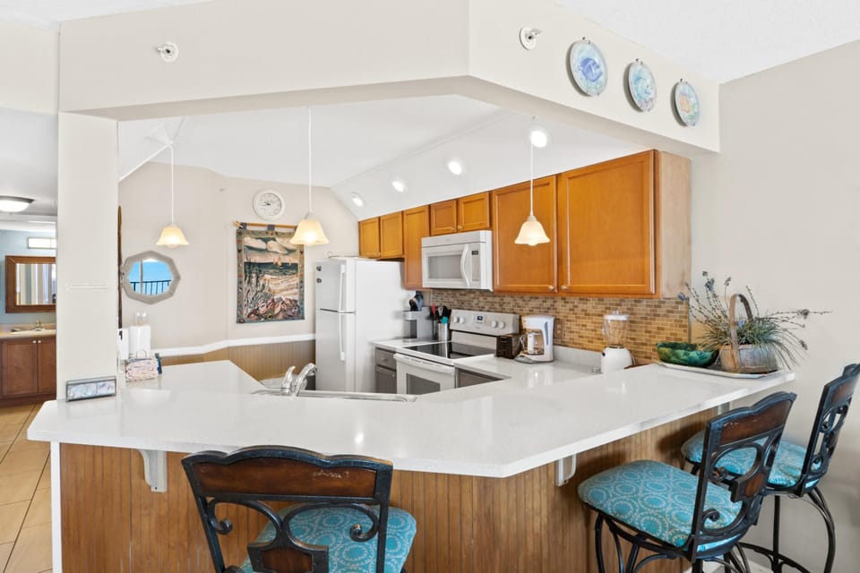 Kitchen with Breakfast Bar