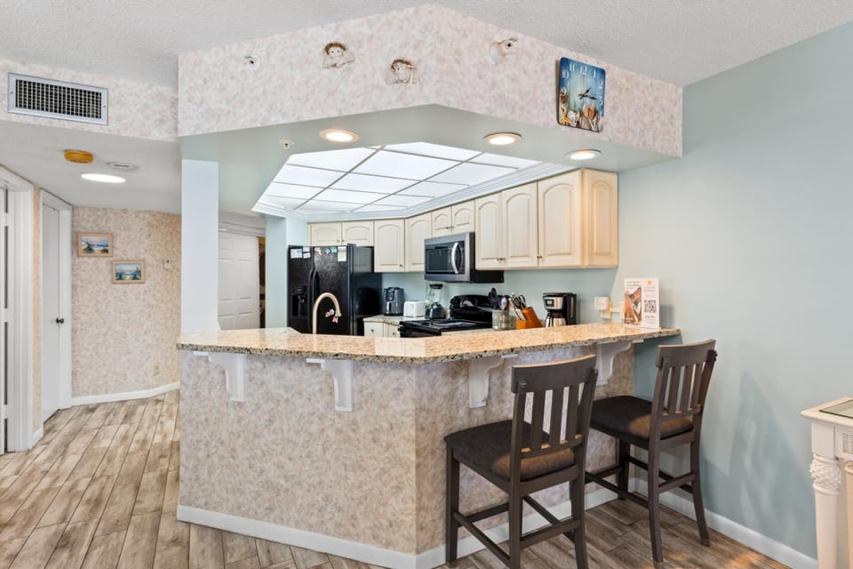 Kitchen with Breakfast Bar