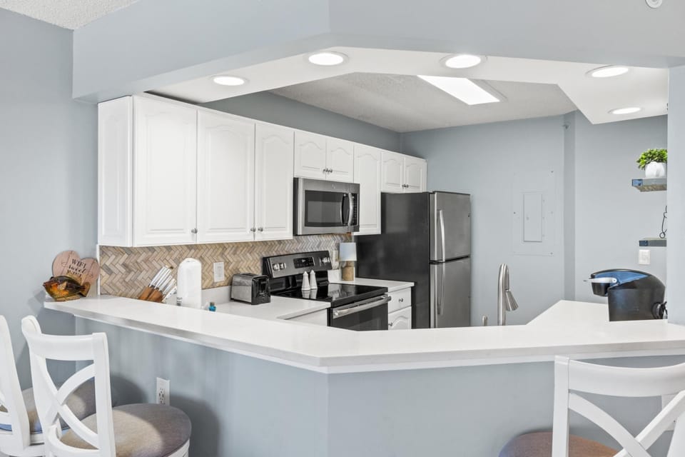 Kitchen with Breakfast Bar