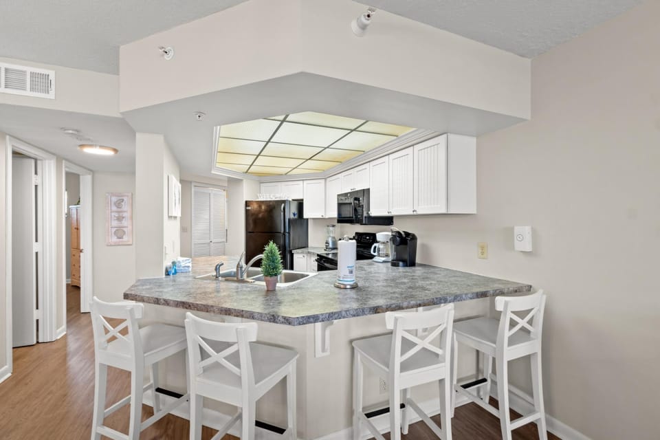 Kitchen with Breakfast Bar