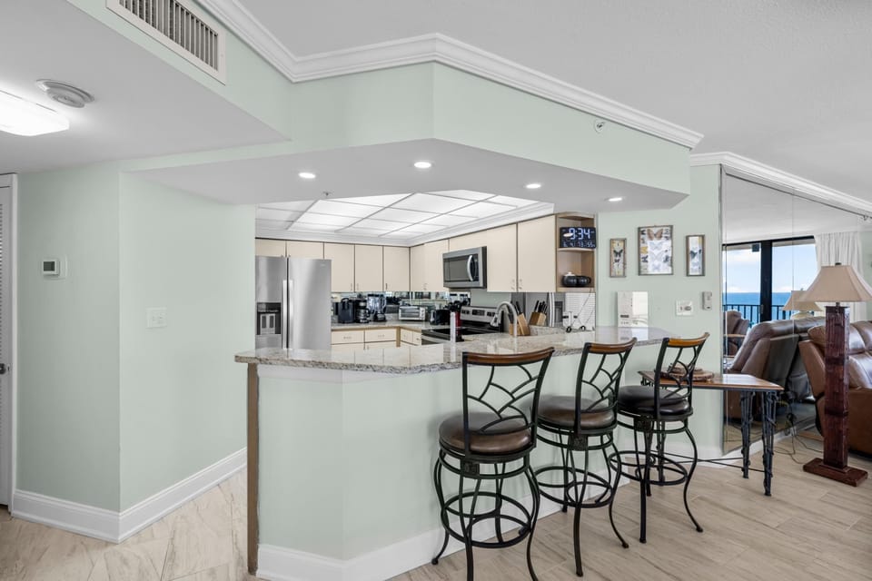 Kitchen with Breakfast Bar