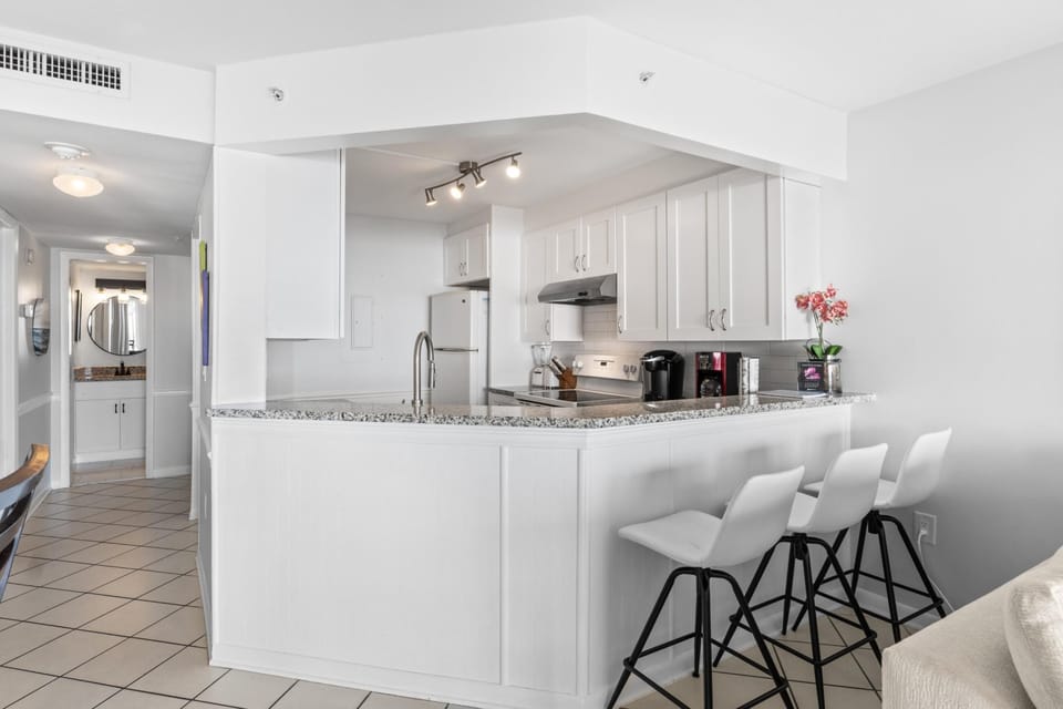 Kitchen with Breakfast Bar