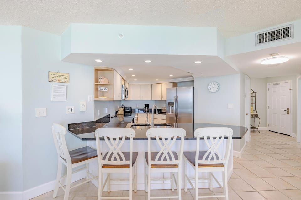 Kitchen with Breakfast Bar