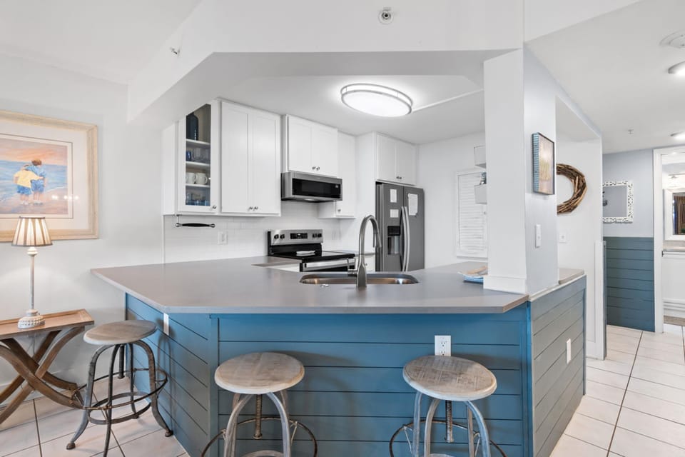 Kitchen with Breakfast Bar