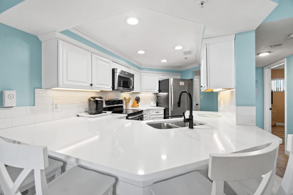 Kitchen with Breakfast Bar