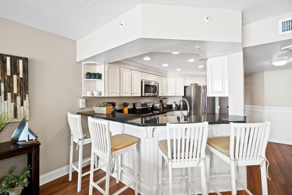 Kitchen with Breakfast Bar