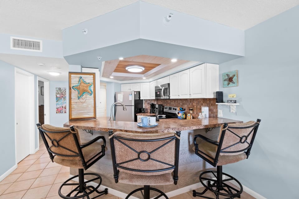 Kitchen with Breakfast Bar