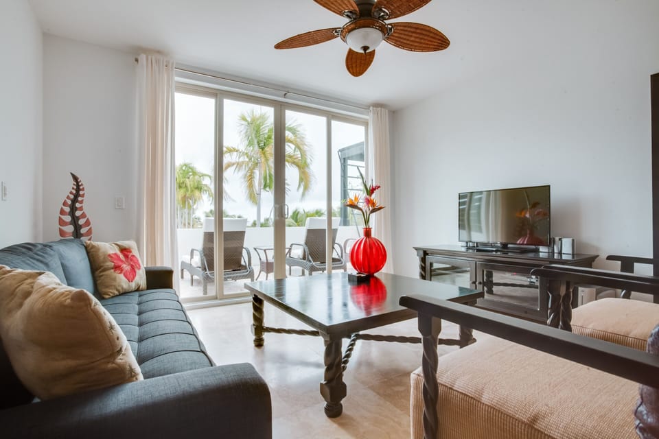 Garden View Condo - living room (1)