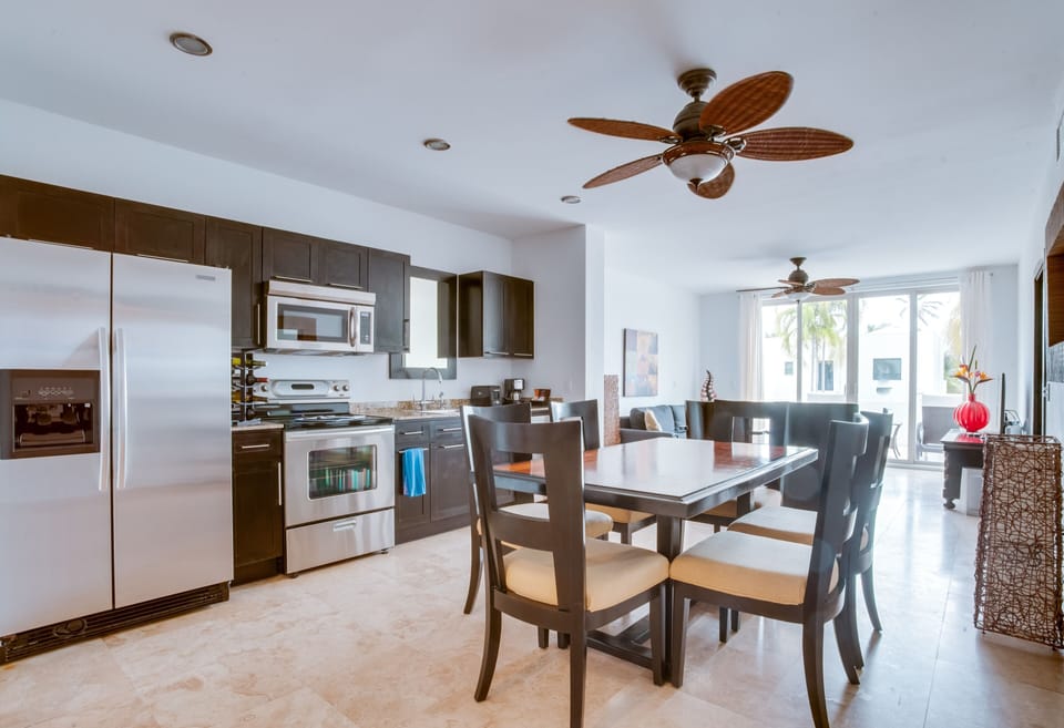 Garden View Condo - dining room and kitchen (1)