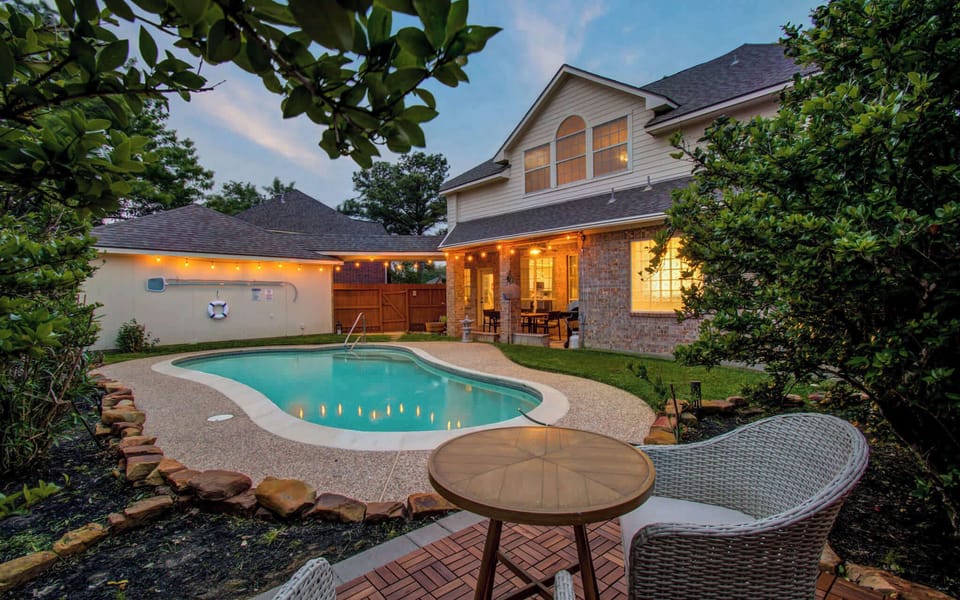 Conveniently located only minutes from attractions and restaurants, this place’s backyard pool oasis offers the perfect indoor/outdoor complement to the luxury indoor features.