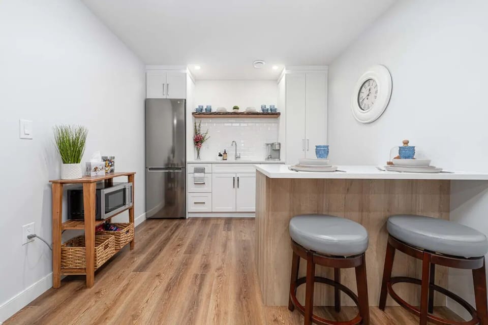 Fully outfitted kitchen/dining area with all you need to accommodate meal prep.
