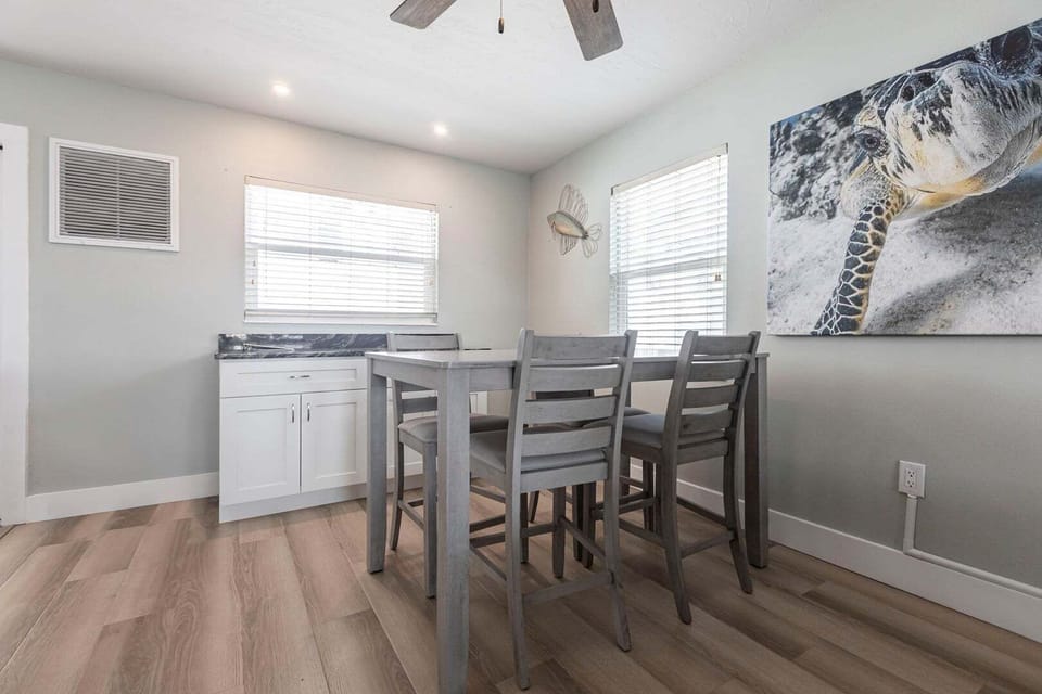 06 Dining Area