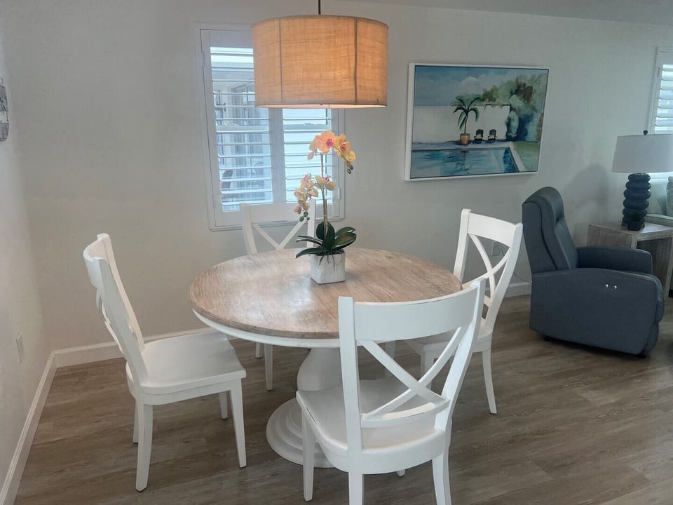 04 Dining Area
