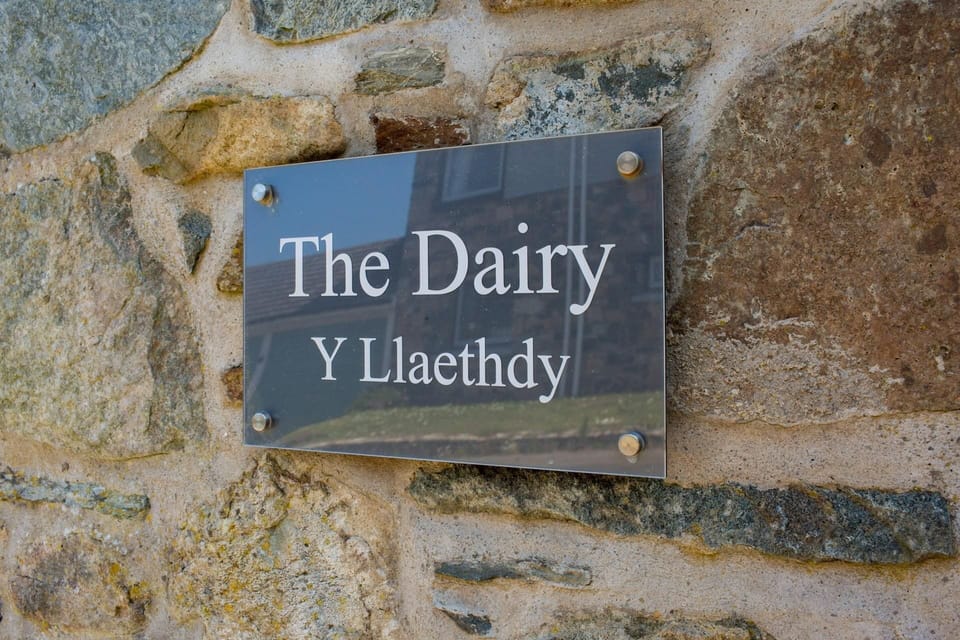Name plate of the cottage in English and Welsh