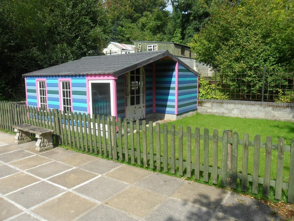 Summer house with small enclosed lawn area