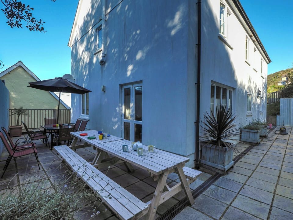 Golyfa Mor enclosed patio with table and chairs