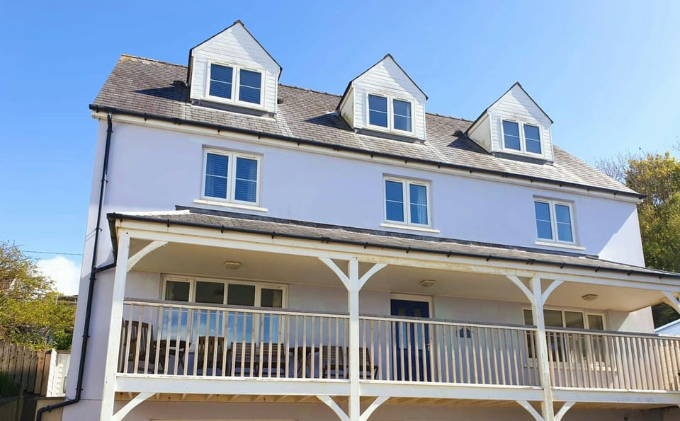 Exterior of Golygfa Mor showing balcony