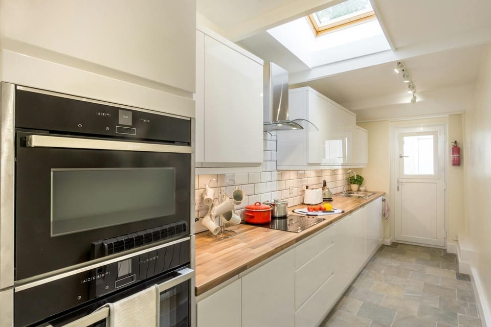 Well equipped kitchen: built in oven, hob, kettle and toaster