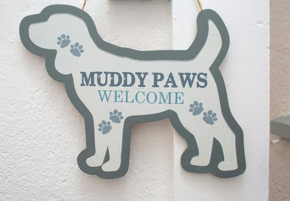 Muddy Paws welcome sign