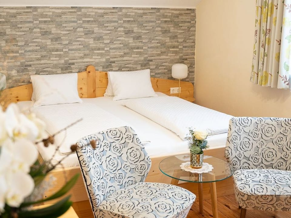 Doppelzimmer, Dusche, WC - Pension Fischinger Bed and Breakfast in Carinthia, Austria