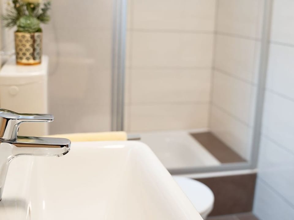 Doppelzimmer mit Balkon, Dusche, WC - Pension Fischinger Bed and Breakfast in Carinthia, Austria