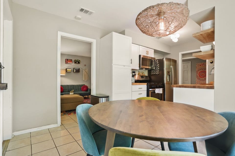 Kitchen & Dining