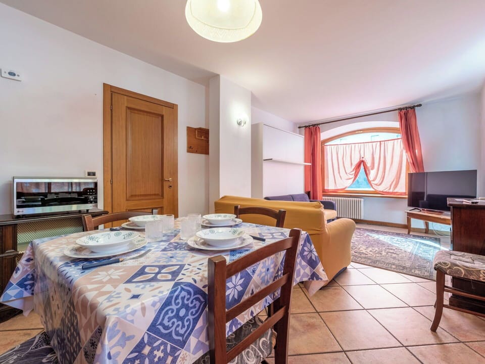 Apartment, Floor, Flooring, Ceiling, Paint, Hotel