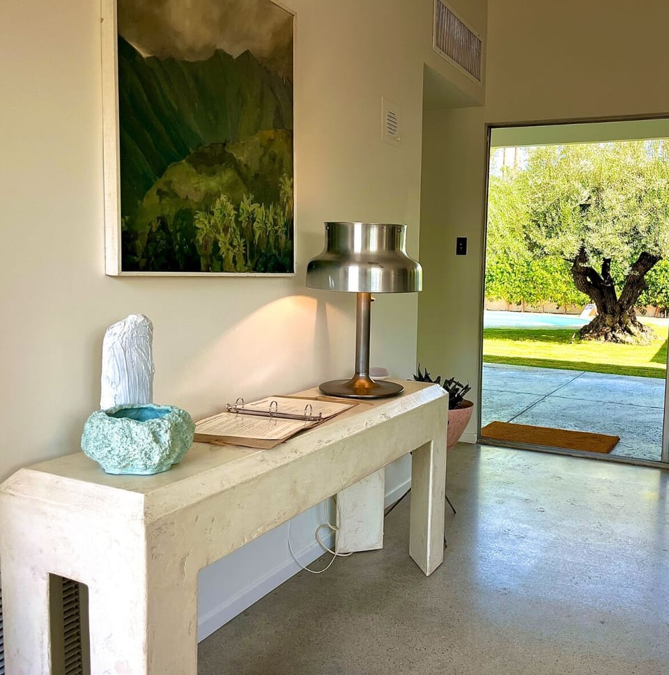 Entry table with helpful house manual 