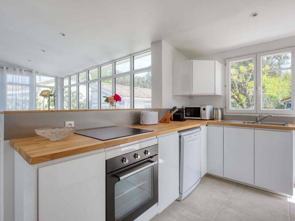 Cabinetry, Countertop, Building, Kitchen Sink, Property, Tap, Sink, Window, White, Kitchen