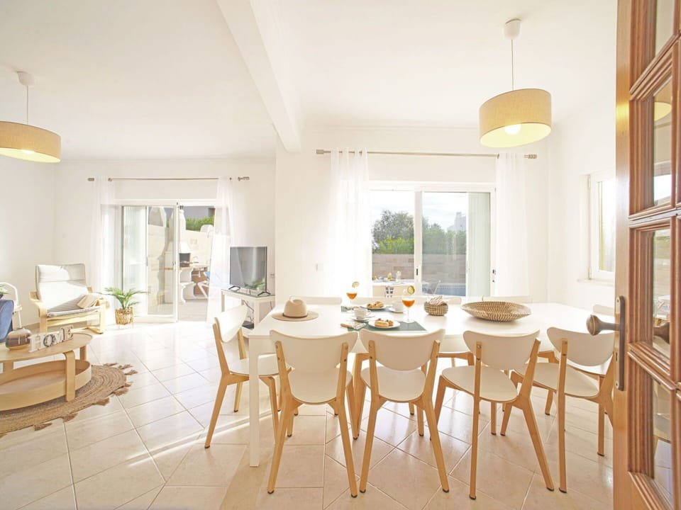 Table, Furniture, Plant, Chair, Building, Wood, Interior Design, Window, Floor, Kitchen & Dining Room Table