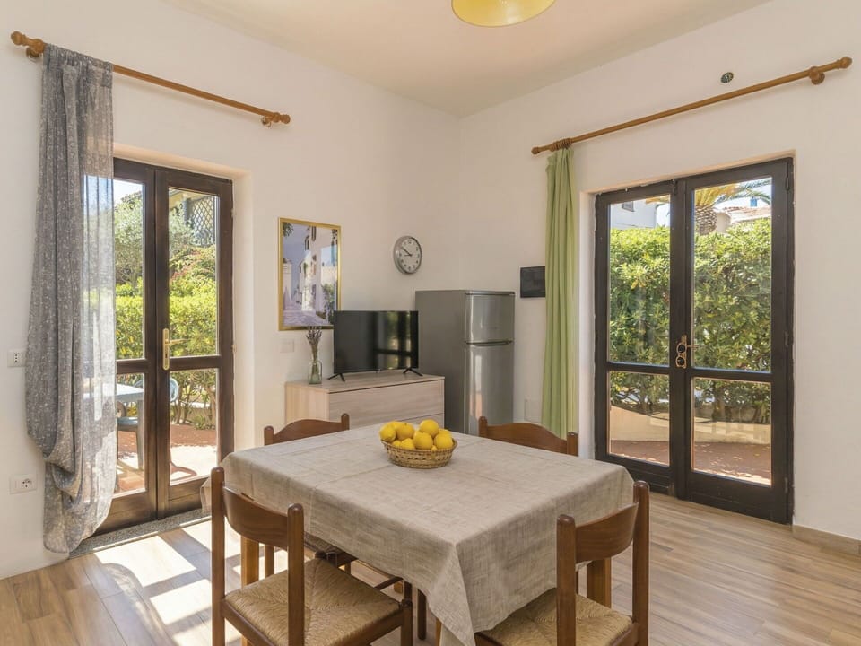 Furniture, Table, Interior Design, Kitchen & Dining Room Table, Chair, Dining Room, Ceiling, Hardwood, Wood Stain, Shade