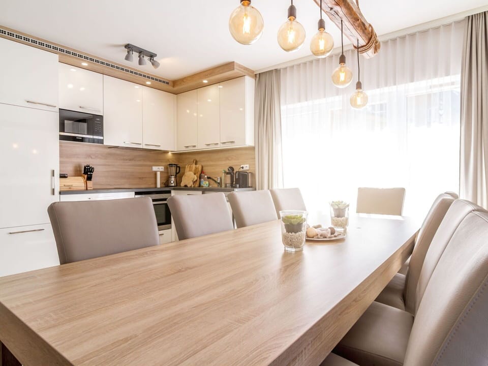Table, Furniture, Property, Chair, Couch, Building, Wood, Curtain, Interior Design, Floor