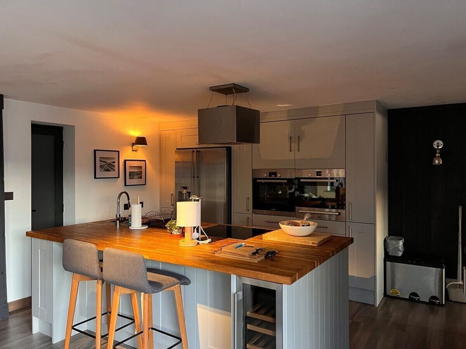 Kitchen / Breakfast Bar