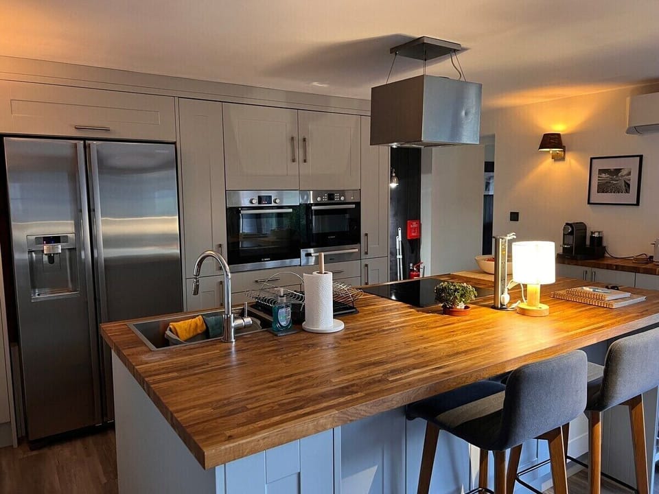 Kitchen / Breakfast Bar