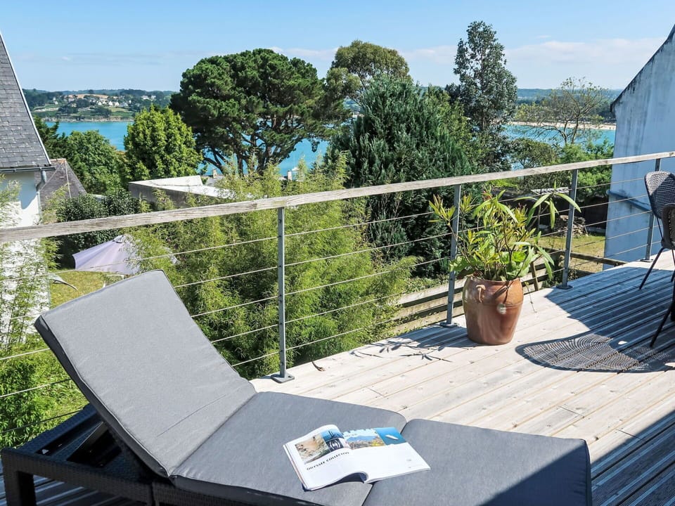 Sky, Daytime, Property, Tree, Plant, Shade, Outdoor Furniture, Urban Design, Leisure, Residential Area