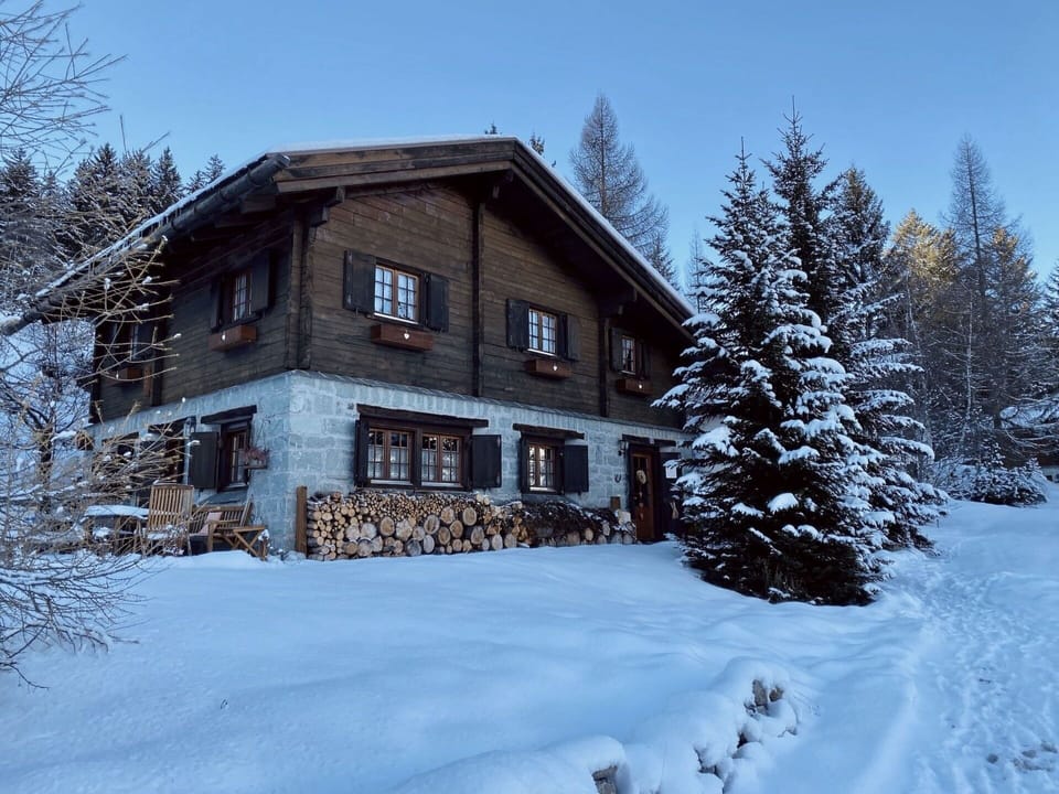 Sky, Plant, Building, Snow, Window, House, Tree, Larch, Cottage, Neighbourhood