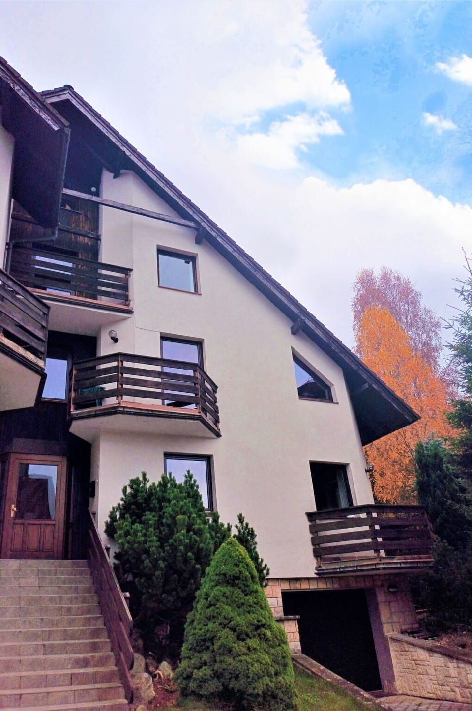 Plant, Cloud, Sky, Building, Window, Daytime, Property, House, Wood