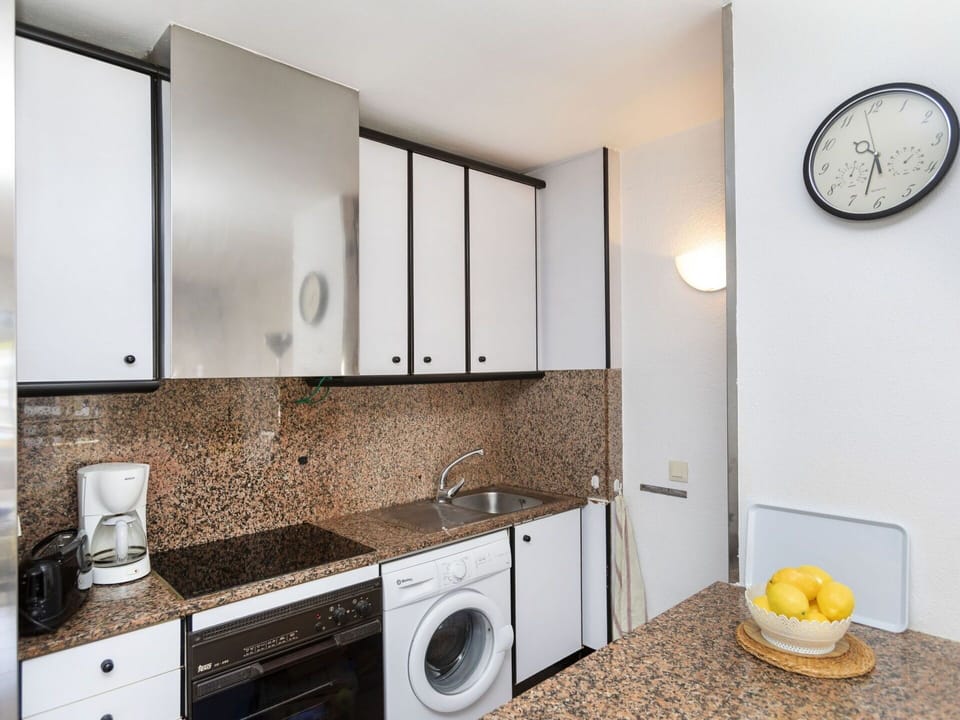 Cabinetry, Countertop, Property, Tap, Plumbing Fixture, Sink, Building, Wood, Interior Design, Kitchen