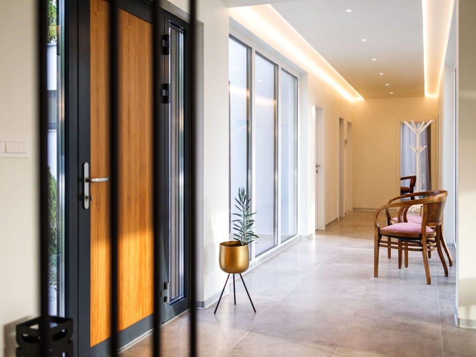Building, Wood, Interior Design, Hall, Comfort, Flooring, Door, Floor, Houseplant