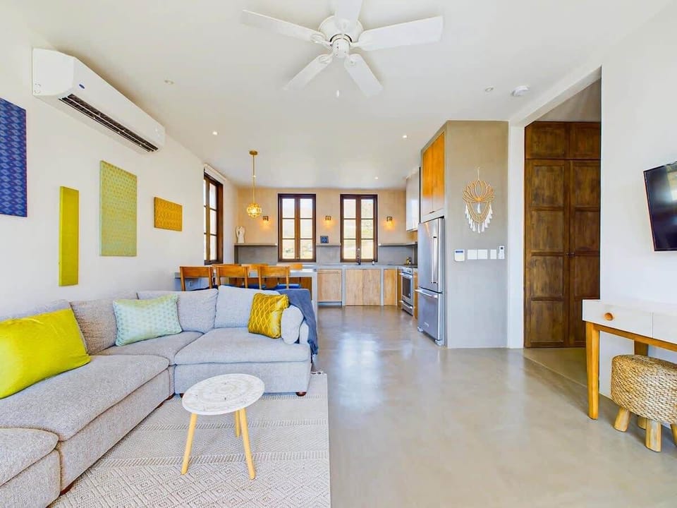 Spacious living area, flat screen TV