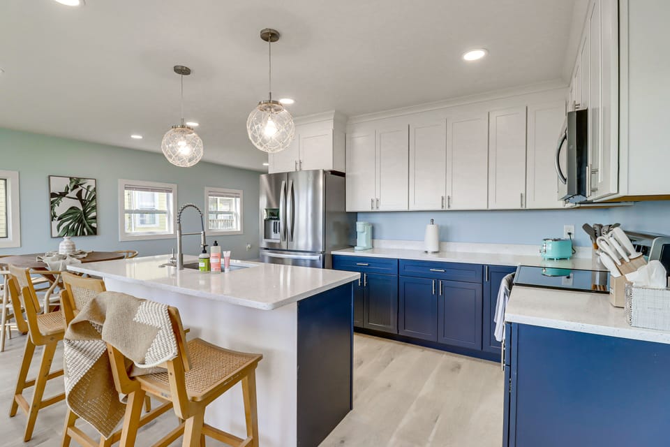 Kitchen | Stainless Steel Appliances w/ Dishwasher | Breakfast Bar