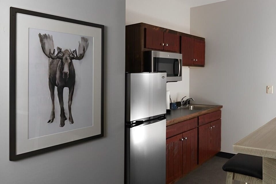 Fuel easy mornings with a handy kitchenette and full fridge.