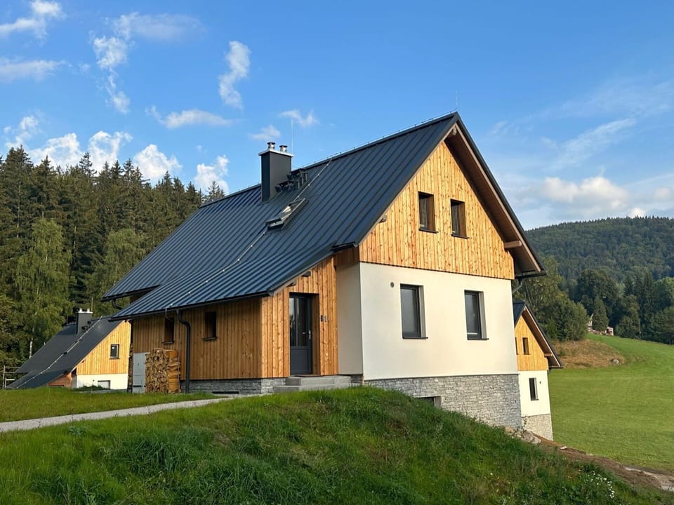 Sky, Cloud, Plant, Building, Window, Tree, Natural Landscape, House, Land Lot, Wood