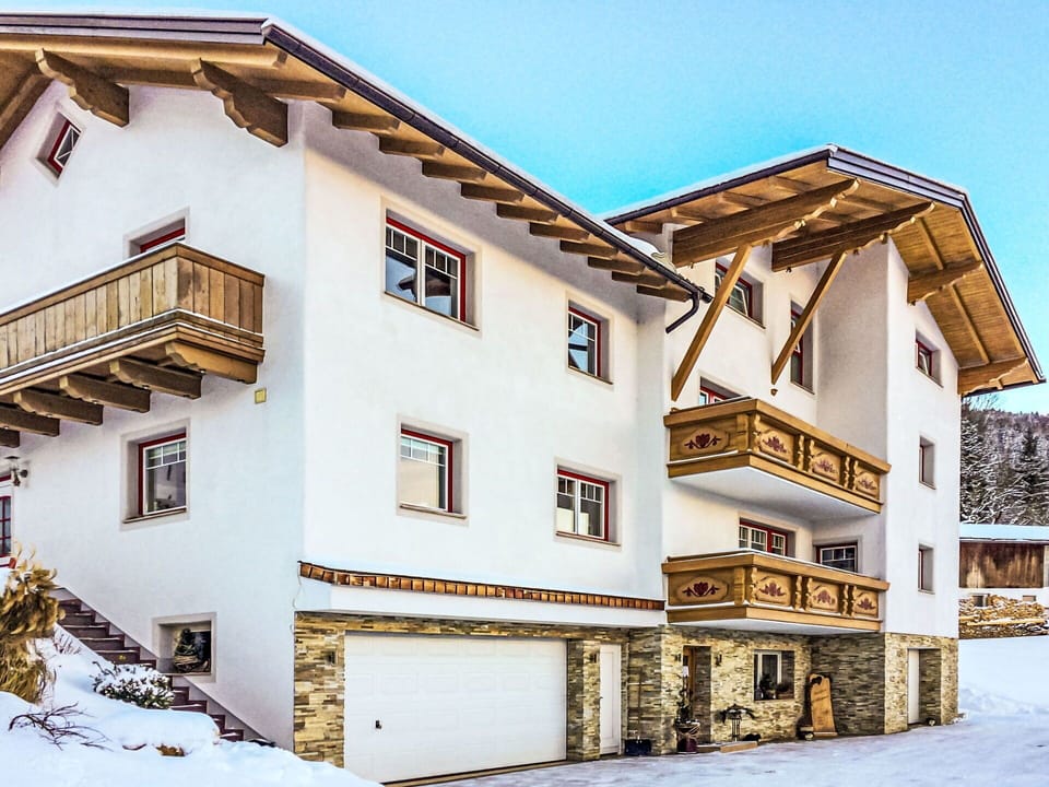 Sky, Building, Property, Window, House, Wood, Architecture, Snow, Neighbourhood