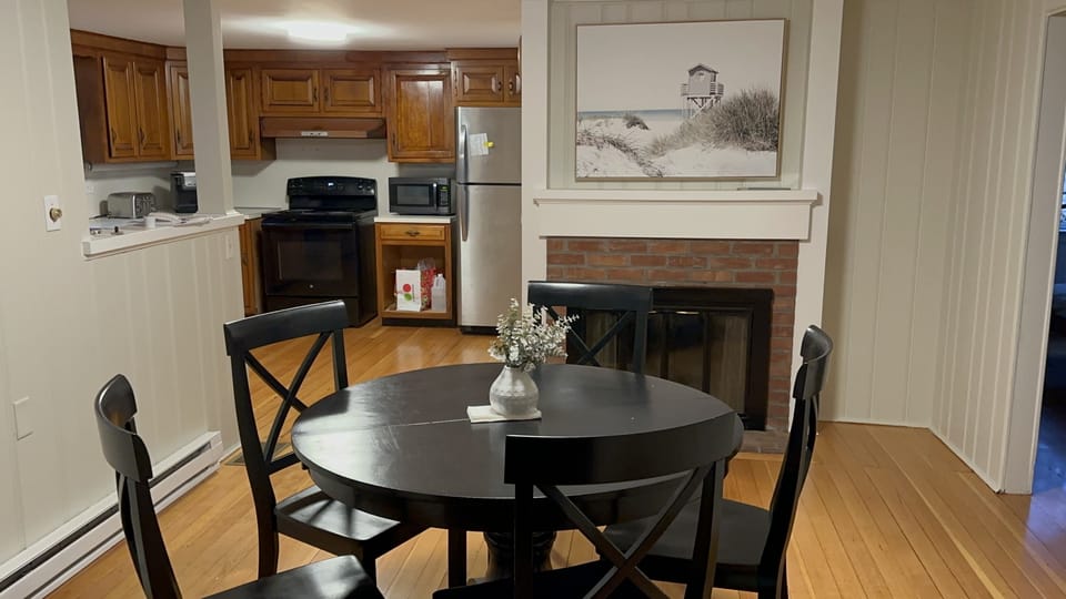 Full kitchen and Dining room