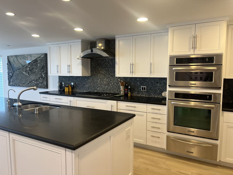 Four burner cooktop, double ovens, convection, microwave, and warming drawer